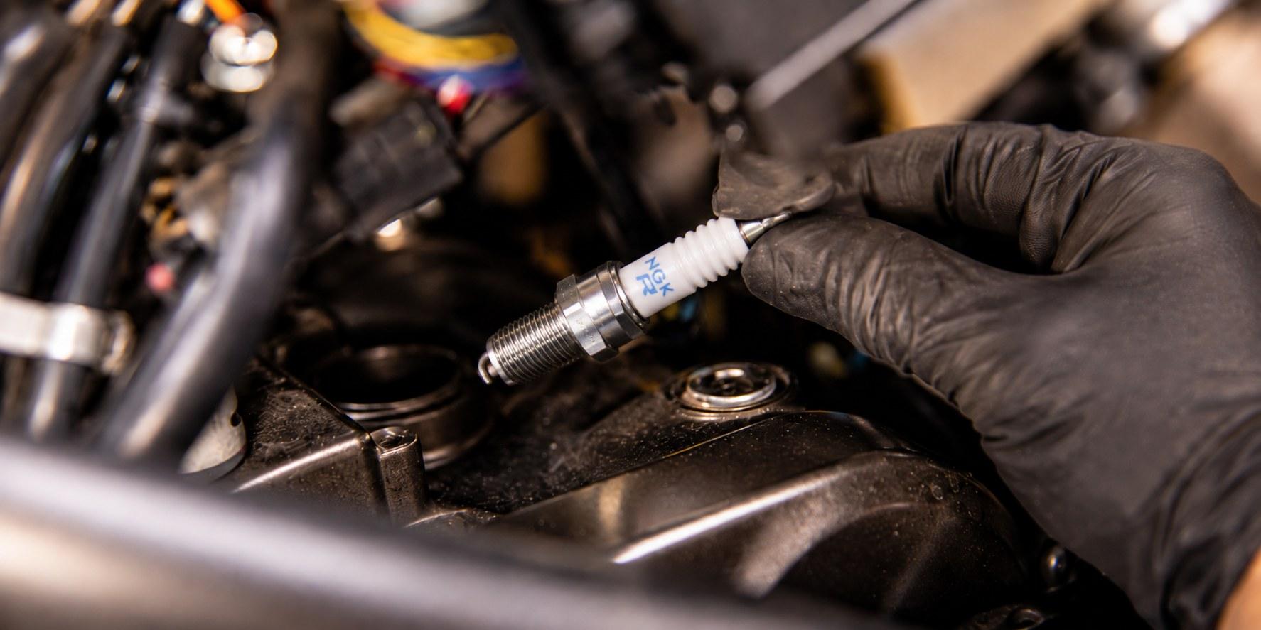 Quand faut-il changer les bougies d'une moto et que peut-on déduire de leur aspect ?